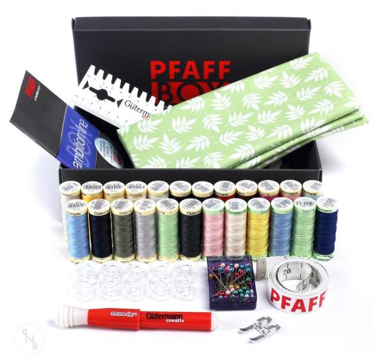 KAMBITION Ambition Box Pfaff De doos bevat:
- PFAFF Open applicatievoet
- PFAFF-spoelen
- PFAFF meetlint
- 24 x Gütermann creativ-spoelen
- Bijna 100 m, decoratieve stikdraad op 30 m
- Naadfixatie, handmeting, stofsnede 100 x 70 cm, Prym-hielpennen Box 1